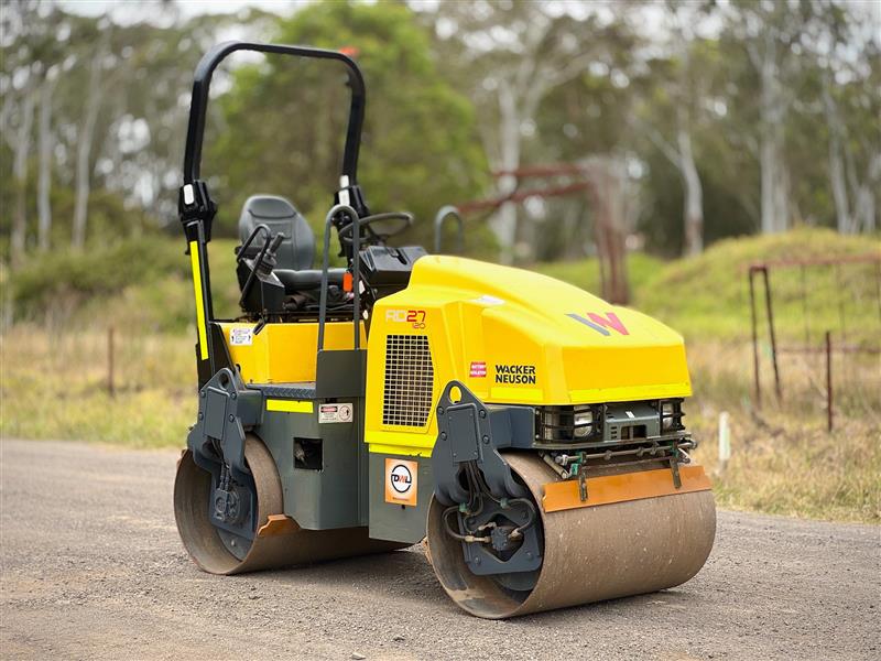 Wacker Neuson RD27-120 smooth drum roller