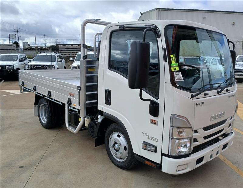 Photo 1. Isuzu NLR 45-150 traypack truck