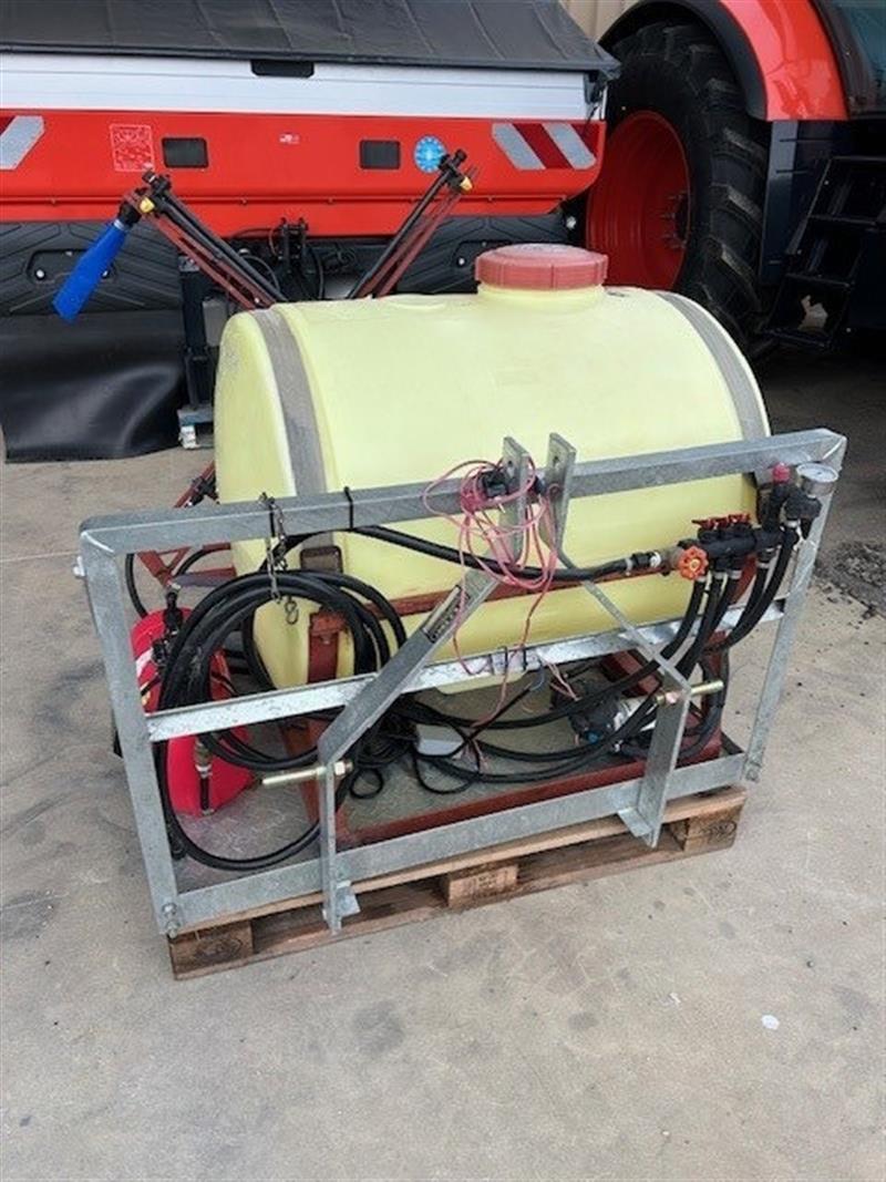 Hardi 400L tray mounted sprayer