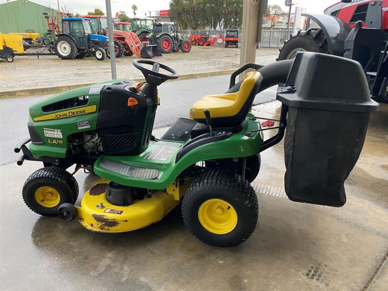 John Deere LA115 ride on mower