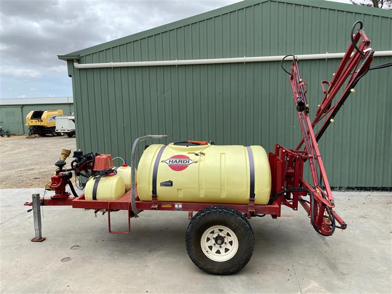 Hardi 1200L Trailing sprayer