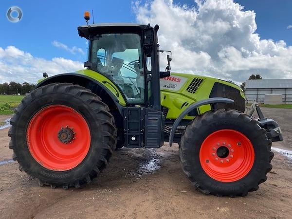 Photo 1. Claas Axion 830 tractor