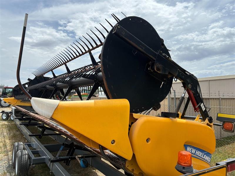 New Holland 840CD harvester front