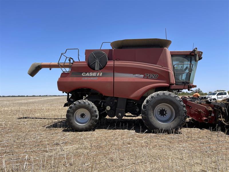 Photo 1. Case IH 7120 combine harvester