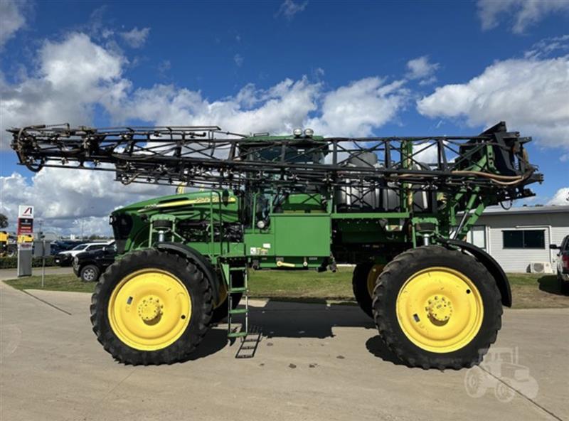 Photo 1. John Deere 4720 self propelled sprayer