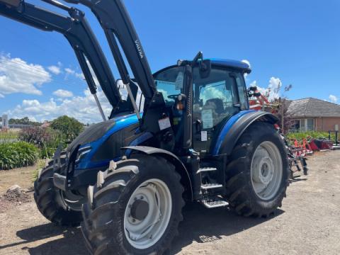 Photo 1. Valtra G135 Active tractor