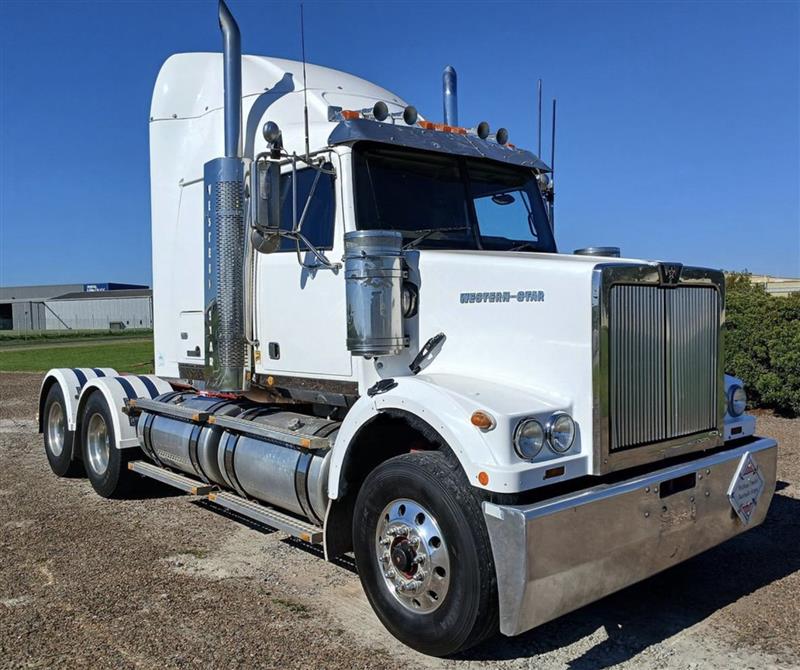 Photo 1. Western Star 4800 FX prime mover