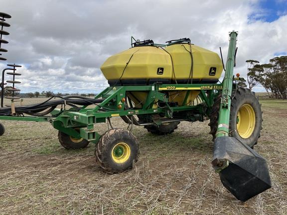 Photo 1. John Deere 1900 airseeder