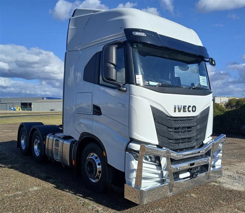 Photo 1. Iveco S-Way AS700 prime mover