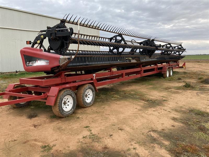 Photo 1. Macdon 2152 harvester front