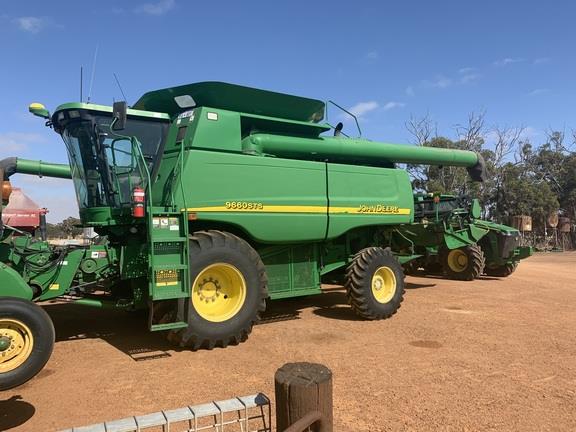 Photo 1. John Deere 9660 STS combine harvester