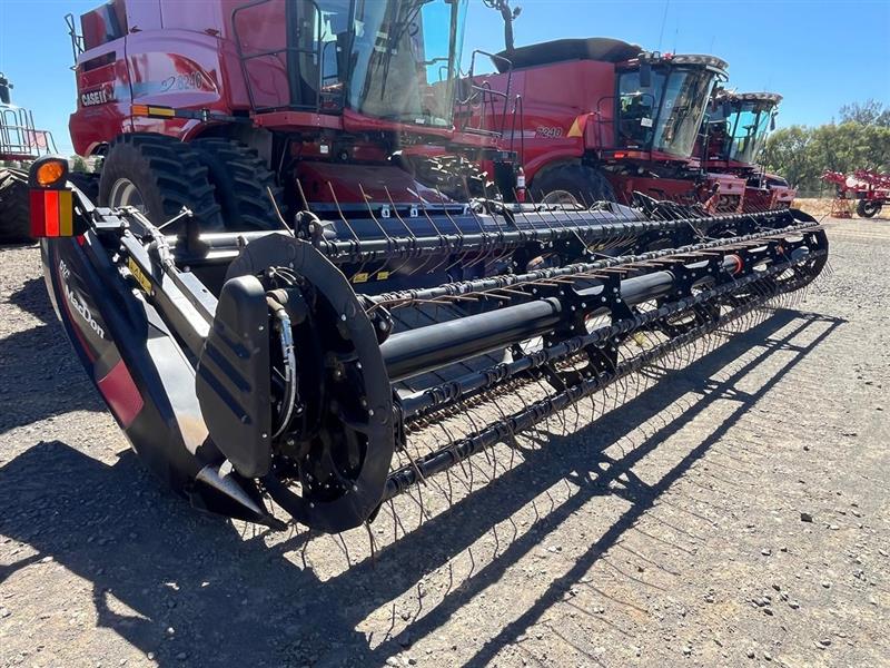 Macdon D125 harvester front