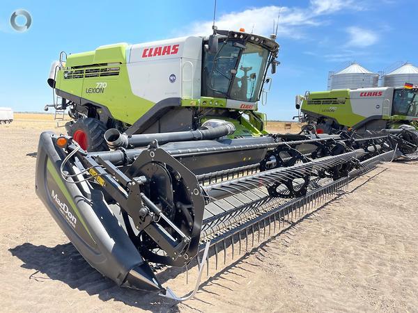 Photo 1. Claas 770TT combine harvester