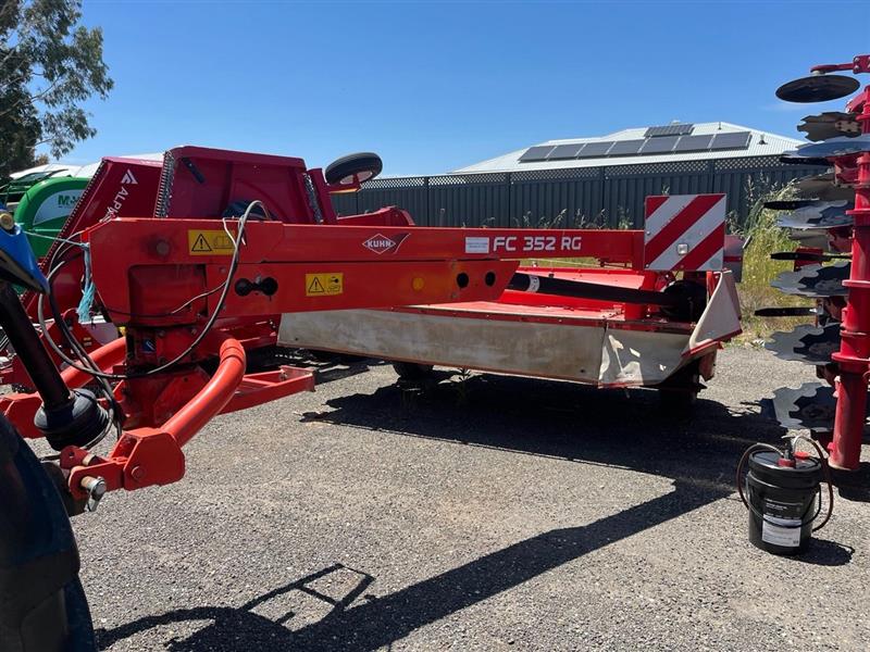 Photo 1. Kuhn FC352RG mower conditioner