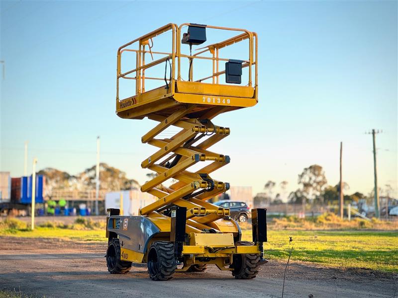 Haulotte Compact 12DX diesel scissors lift