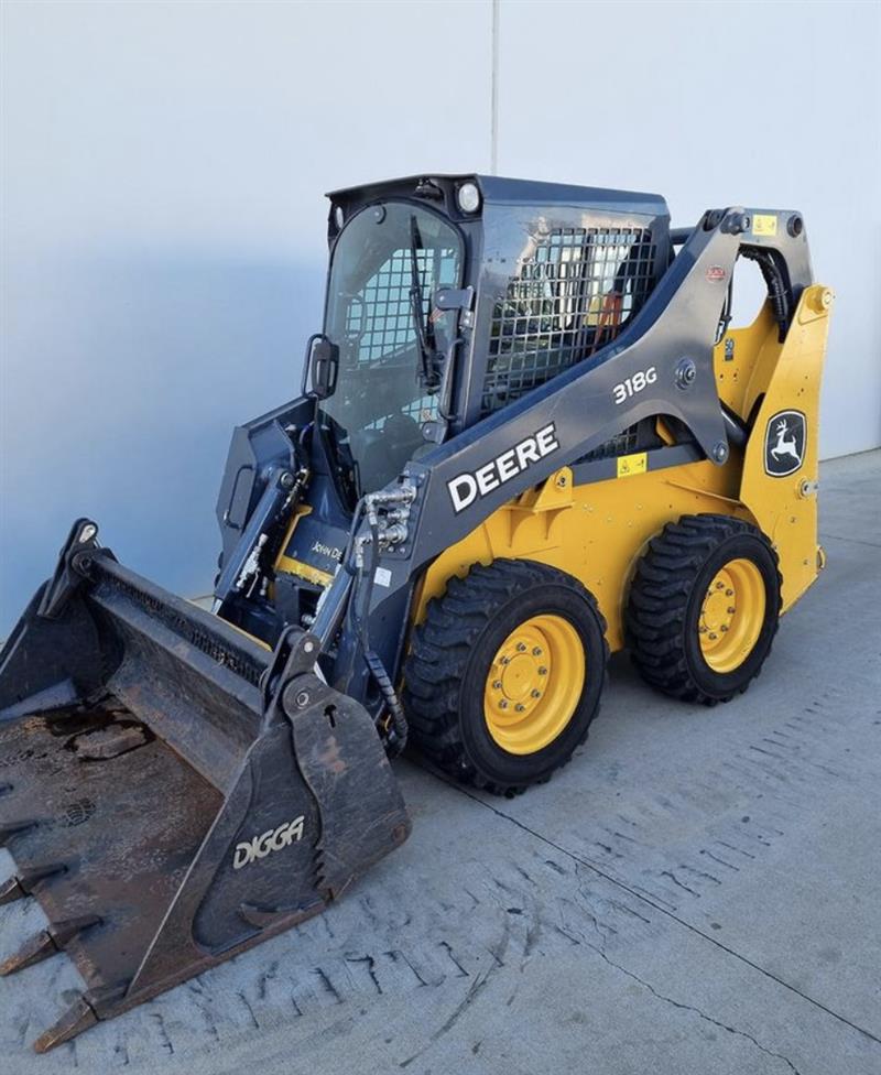 Photo 1. John Deere 318G skid steer loader