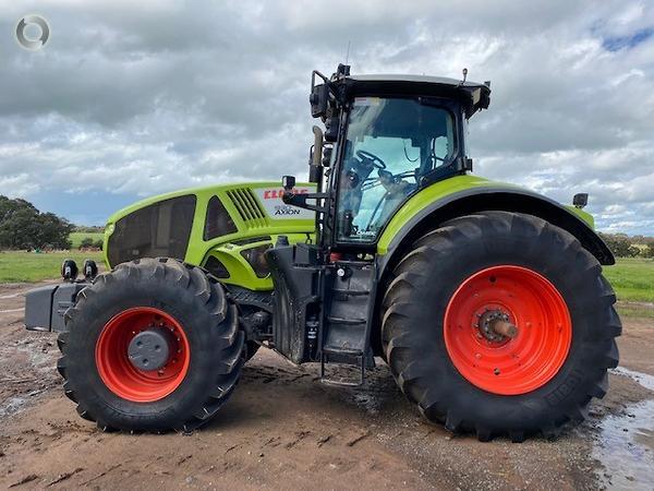 Photo 1. Claas Axion 930 tractor