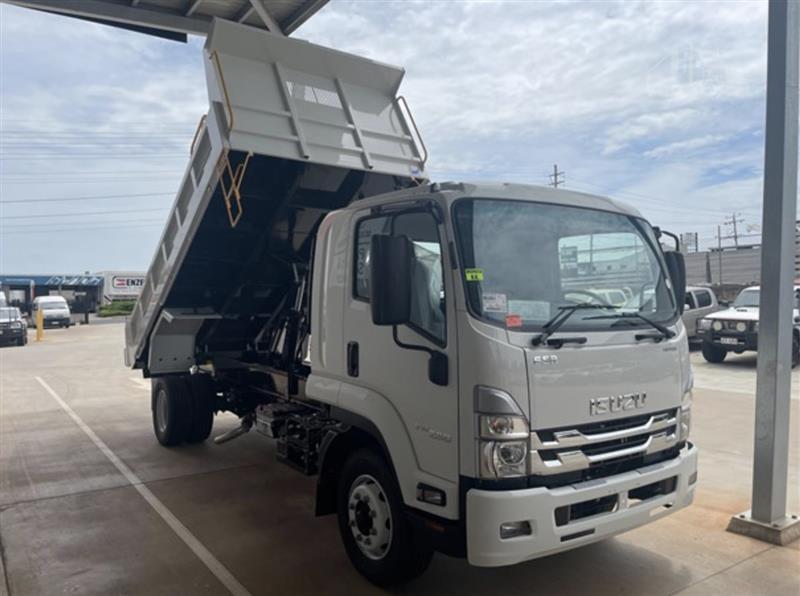 Photo 1. Isuzu FSR 140-260 truck