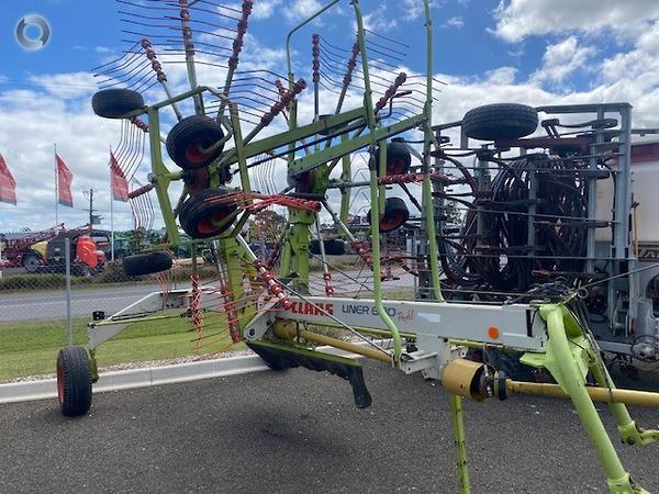 Photo 1. Claas Liner 680 hay rake