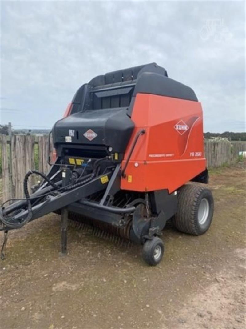 Kuhn VB2190 round baler