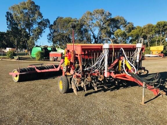 Photo 1. Duncan AG MK3 renovator & crop roller airseeder