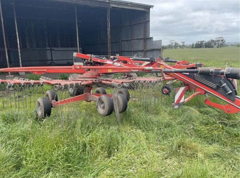 Kuhn GA8131 hay rake