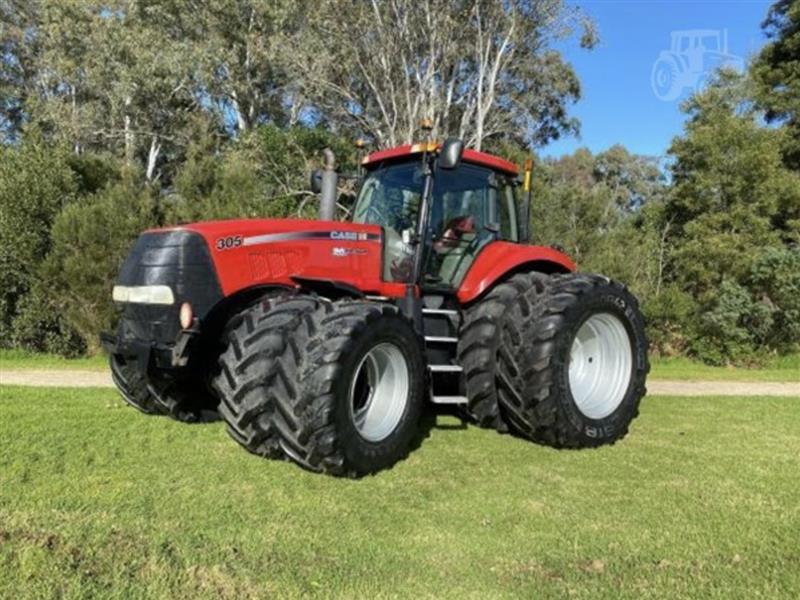 Photo 1. Case IH Magnum 305 tractor