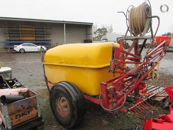 Photo 1. Hardi 1200L boom sprayer