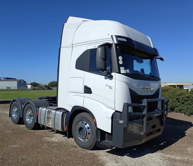 Photo 1. Iveco S-Way AS700 prime mover