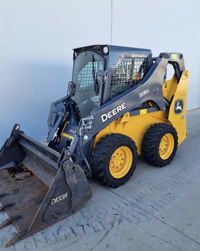 Photo 1. John Deere 318G skid steer loader