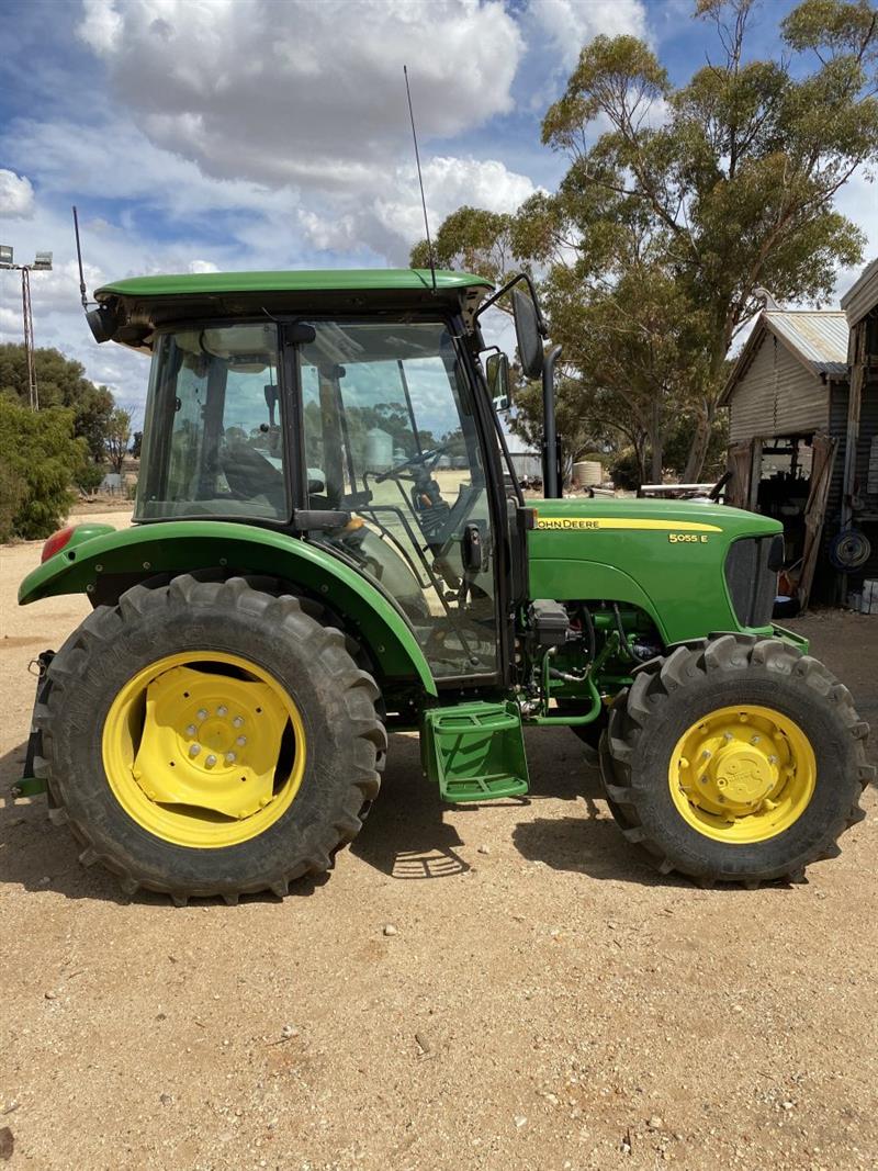 Photo 1. John Deere 5055E tractor