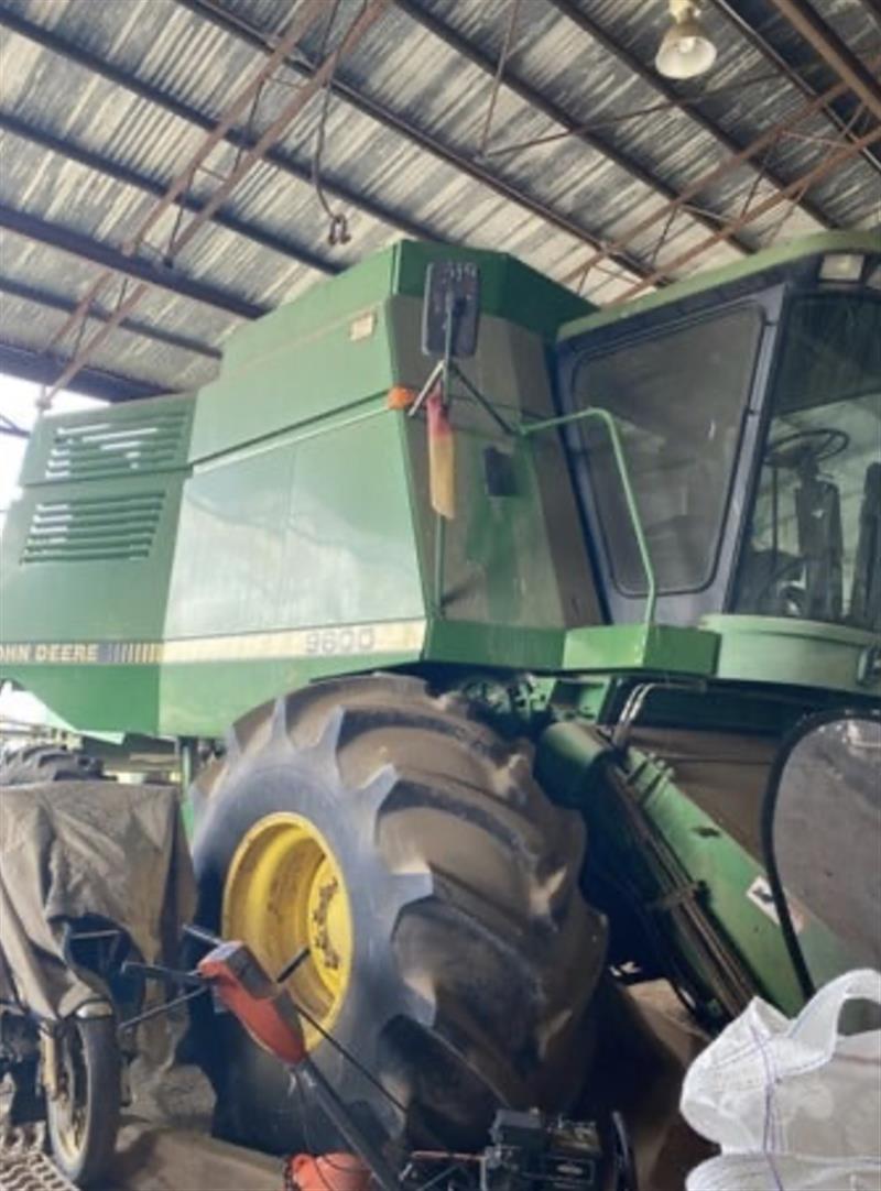 John Deere 9600 combine harvester