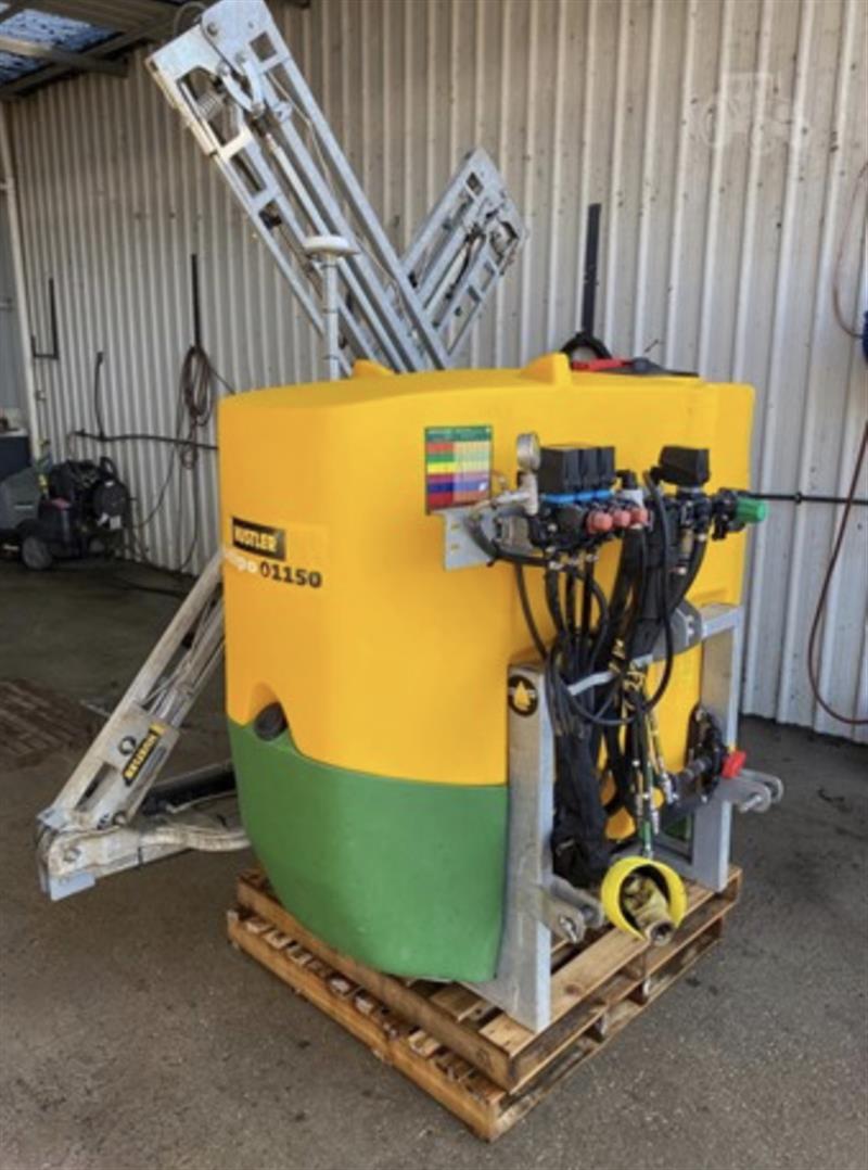 Hustler Katipo 1150 mounted sprayer