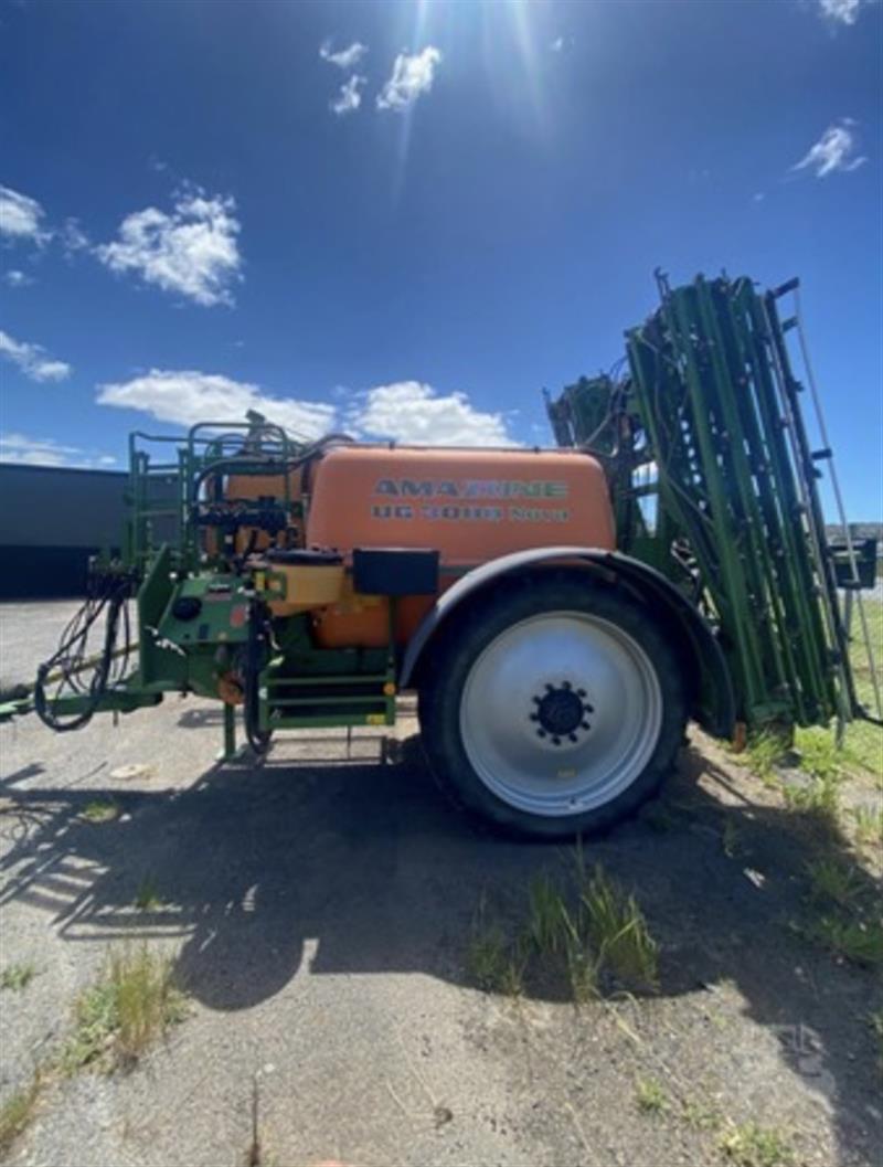 Amazone UG 3000 Nova boom sprayer