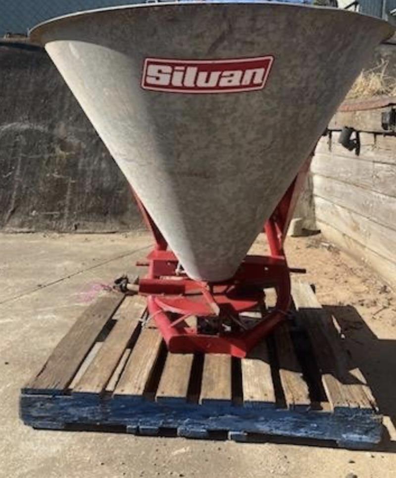 Photo 1. Silvan 500 spreader