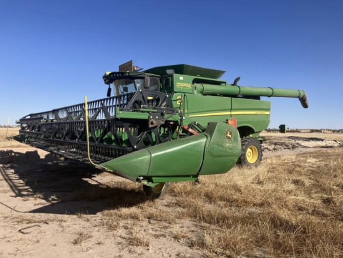 Photo 1. John Deere S670 combine harvester