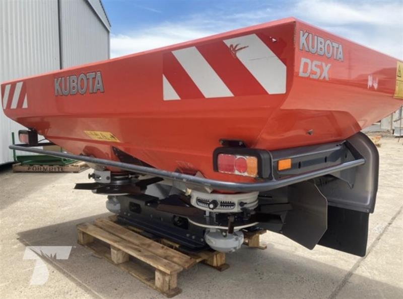 Photo 1. Kubota DSX-1875H spreader