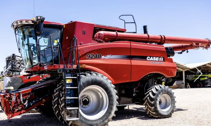 Case IH 9240 & Macdon FD145 combine harvester
