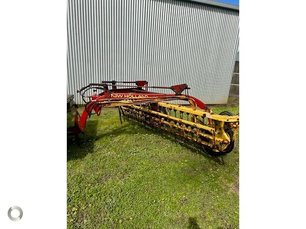 Photo 1. New Holland 258 hay rake