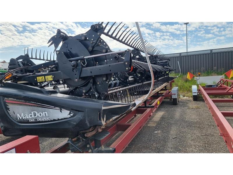 Photo 1. MacDon D65 harvester front