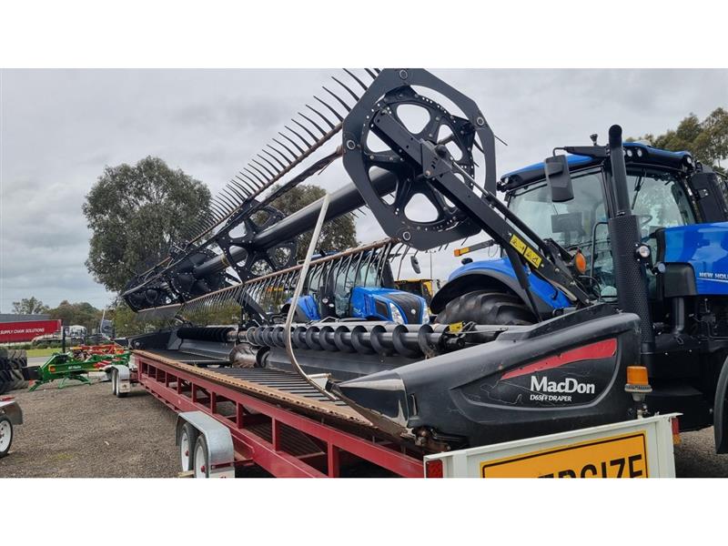 Photo 1. MacDon D65 harvester front