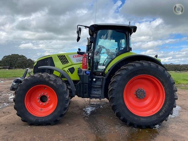 Photo 1. Claas Axion 830 tractor