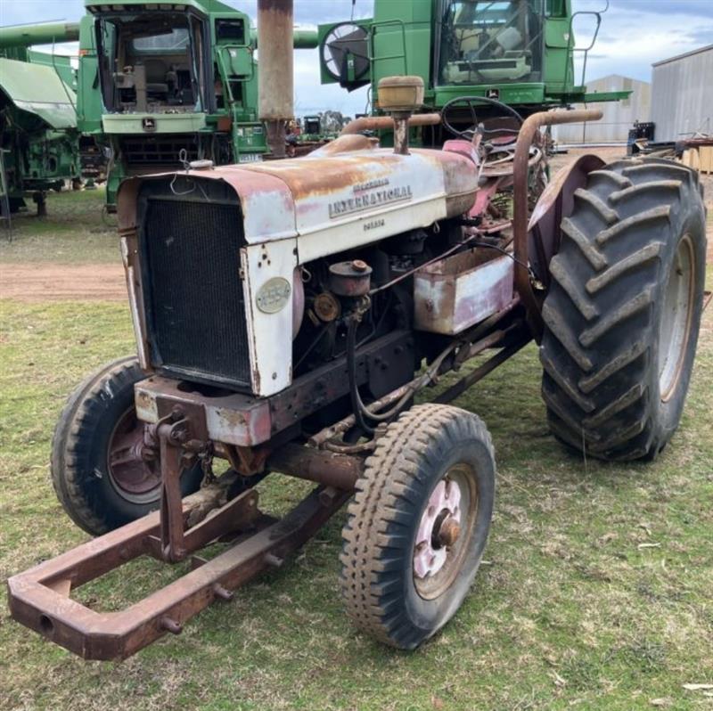 International/Case IH 554 tractor