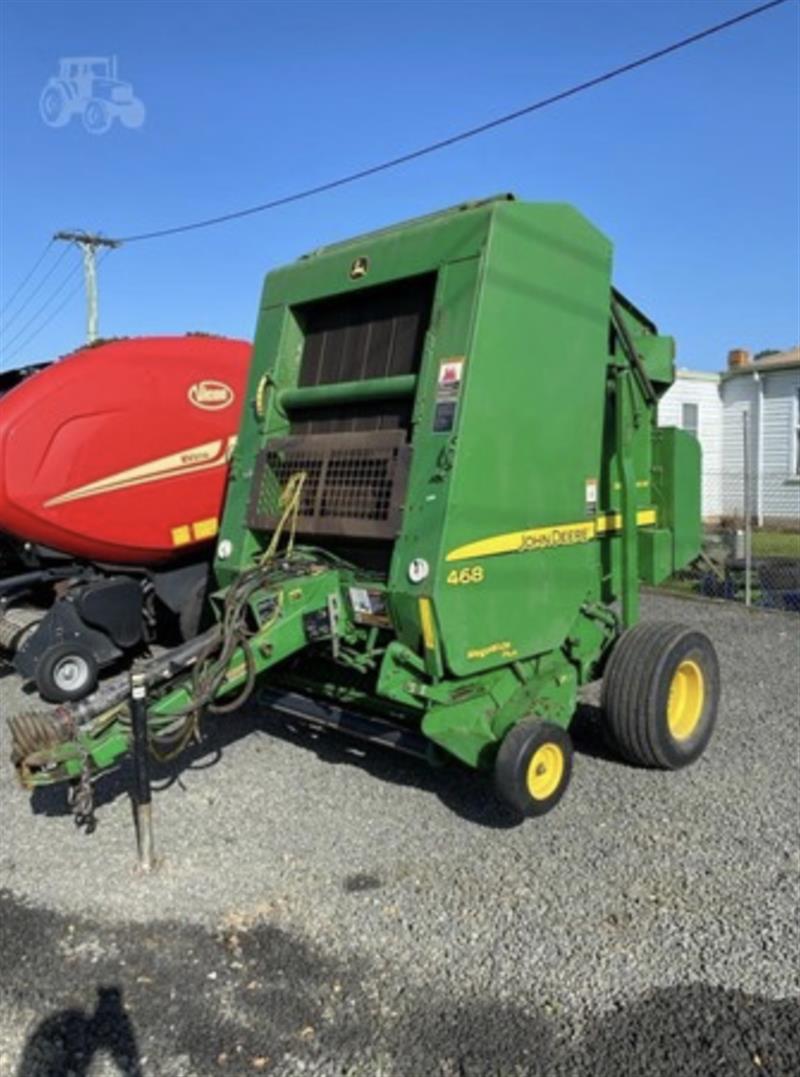 John Deere 468 round baler