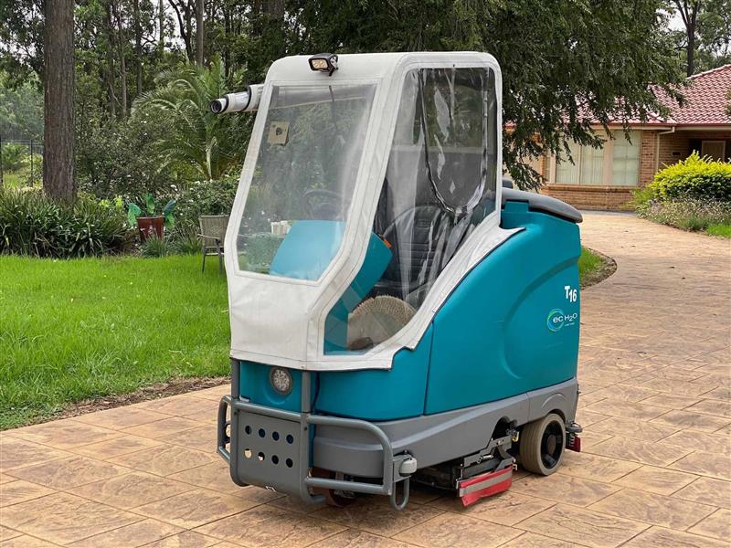 Photo 1. Tennant T16 H2O eco electrid ride on scrubber vaccum