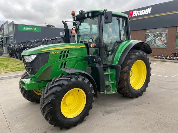 Photo 1. John Deere 6125M tractor