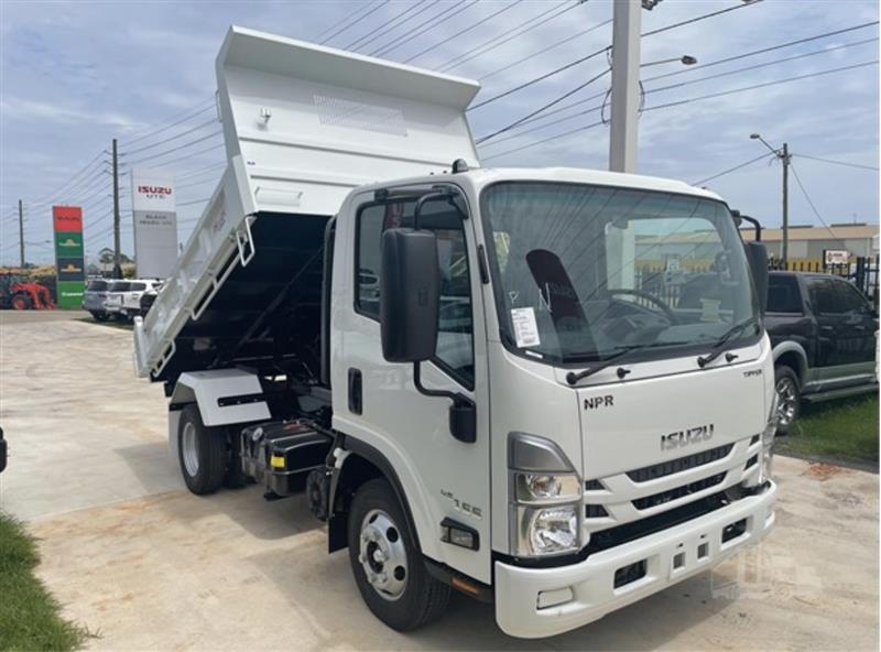 Isuzu NPR75-190 truck