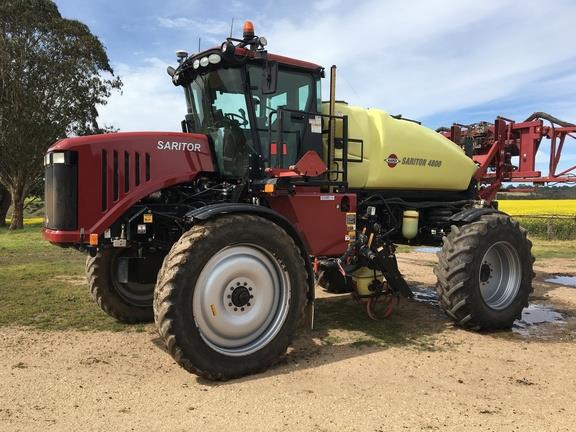 Photo 1. Hardi Saritor 4800 self propelled sprayer