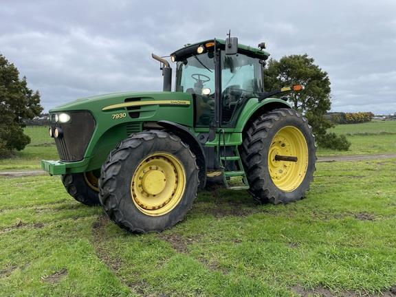 Photo 1. John Deere 7930 tractor