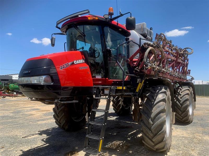 Case IH 4430 self propelled sprayer